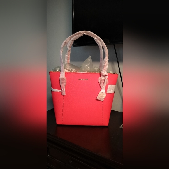 Michael Kors Jet set Deep Pink Tote - Picture 2 of 10